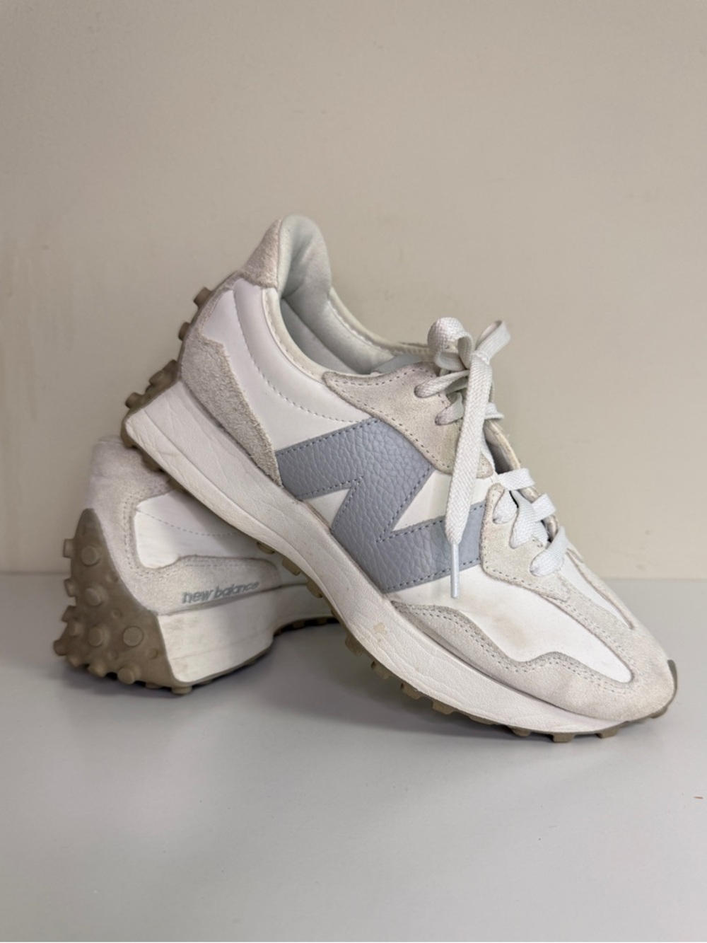 New Balance: Women's 327 White & Gray Shoes, Size 6.5